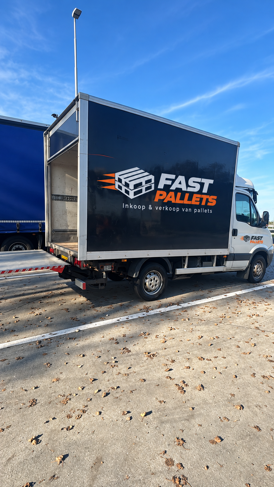 Ontwerp van de Fast Pallets-belettering op een bakwagen